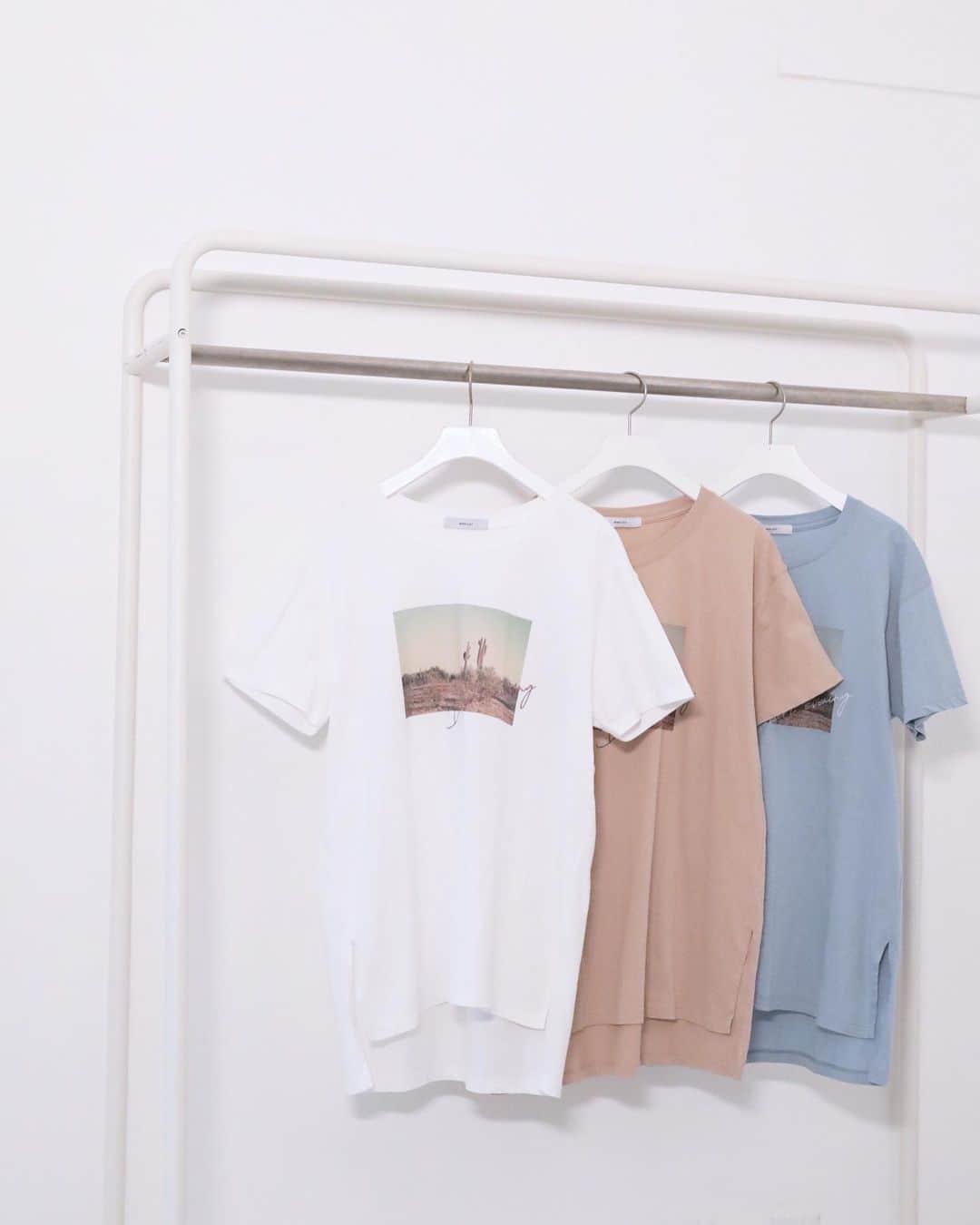 アヴァンリリィのインスタグラム：「RECOMMEND ITEM ㅤㅤㅤㅤㅤㅤㅤㅤㅤㅤㅤㅤㅤ SHEL'TTER WEBSTOREにて発売中🚚 ㅤㅤㅤㅤㅤㅤㅤㅤㅤㅤㅤㅤㅤ ：TOPS ペールカラーフォトT/SH Price.¥3,990+tax No.180DS590-1030 ㅤㅤㅤㅤㅤㅤㅤㅤㅤㅤㅤㅤㅤ ㅤㅤㅤㅤㅤㅤㅤㅤㅤㅤㅤㅤㅤ 画像をタップで商品詳細をご覧いただけます🔍 _______________________________________________________ #AVANLILY #アヴァンリリィ」