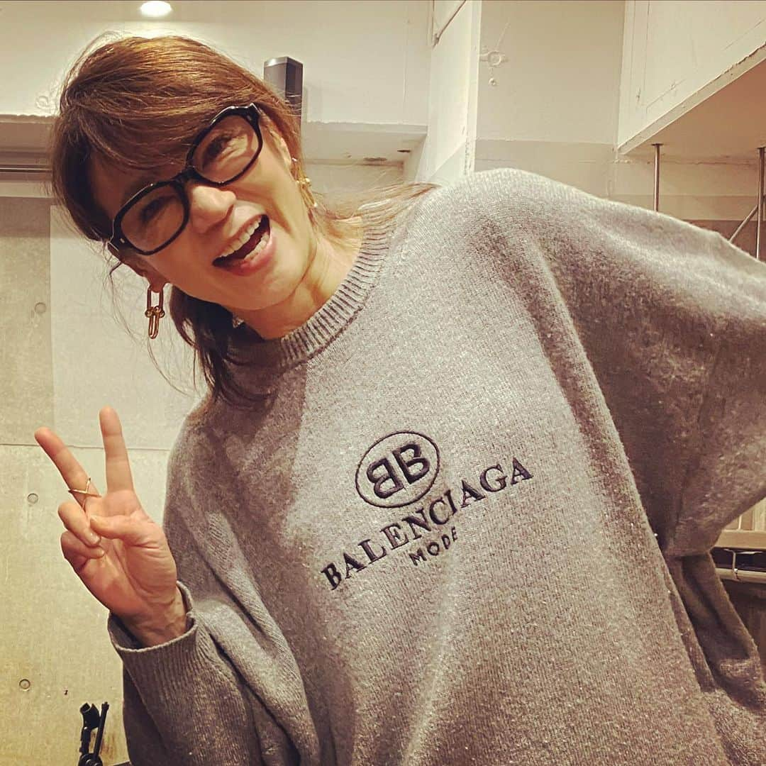 田中杏子さんのインスタグラム写真 - (田中杏子Instagram)「本日　23日(土)19時〜21時 Online Art Snackでママやりまーす。 💕💕💕💕💕💕💕💕 歌謡曲聞きたい人、ぜひ〜🎤🎤 参加は無料です。 こちらより↓ https://art.kudan.house/snack/ 一緒に飲みましょう🥃🍷🍺🍾🍻 #akotanaka #onlineartsnack #歌謡曲ナイト」5月23日 14時43分 - akoakotanaka