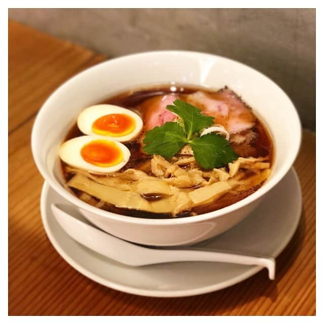 赤松悠実さんのインスタグラム写真 - (赤松悠実Instagram)「#ラーメン 行列のラーメン店 #田中の中華そば うまみ、奥深さ、余韻、パンチ 全てのバランスが素晴らしい一杯🥺❤️ 少し甘めの、でもくどくないこの味が大好きです。 #メンマ増量 #痩せたければトッピングしろ #ダイエット #食べて痩せる #グルメ」5月23日 14時47分 - akamatsuyuumi