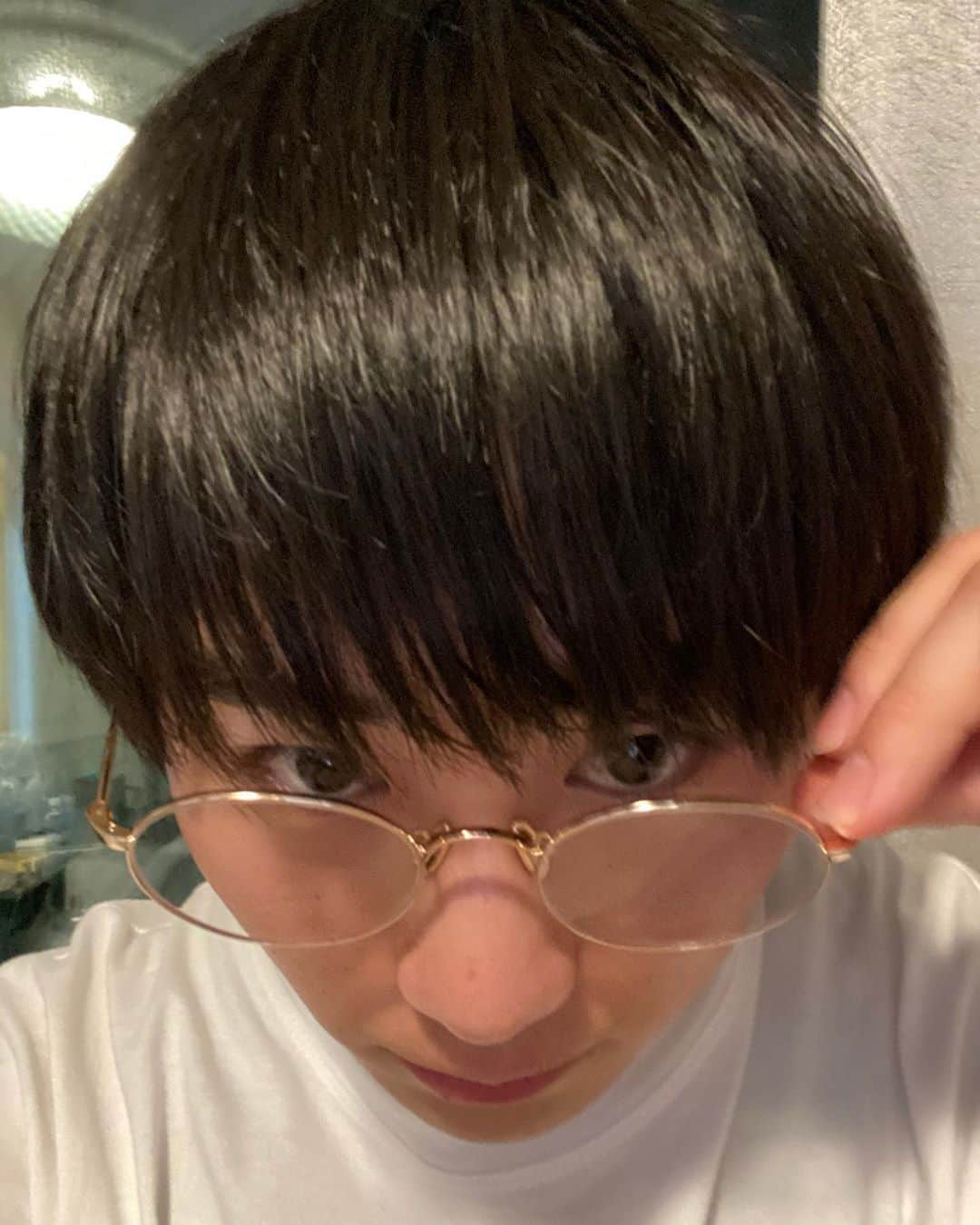 竹原聖一郎のインスタグラム：「黒に戻ったぜ。 落ち着く。 #黒髪 #マッシュ男子 #丸メガネ #fashion #stayhome #自撮り #likeforlikes #l4l」