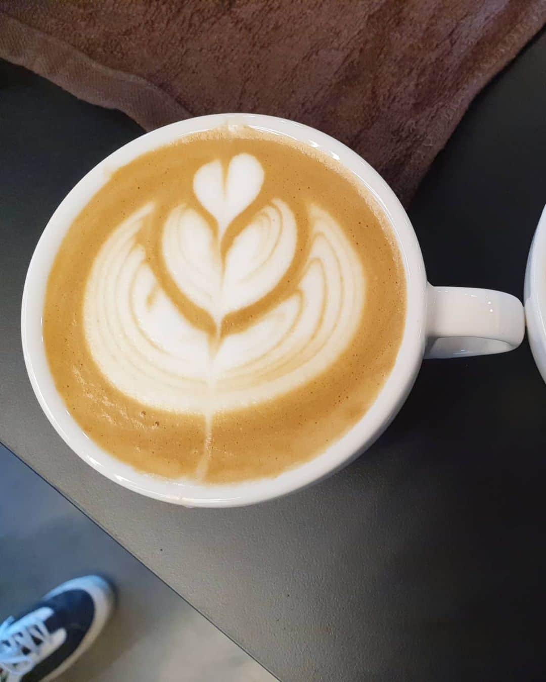 キム・ジョンファさんのインスタグラム写真 - (キム・ジョンファInstagram)「정말~~ 오랜만에 #latteart ☕ 지난번에 너무 엉망인 모습만 보여드려서ㅎㅎ 조금 나아진 모습 업뎃해보아요^^ 배우는 재미가있는 coffee class😍 #라떼아트#연습#잼있다#더잘하자#오늘아님주의#즐건주말보내세요」5月23日 14時56分 - junghwa_jjung