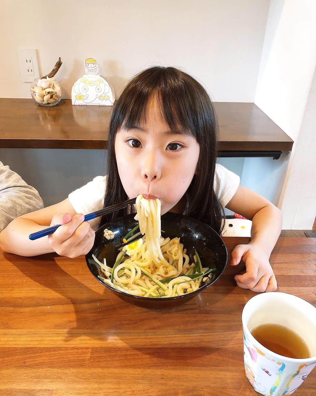 みきママさんのインスタグラム写真 - (みきママInstagram)「【冷やしたぬきうどんです！！】﻿ ﻿ ﻿ ﻿ ﻿ ﻿ ﻿ 冷蔵庫に何にもない！！でも買い物行くの面倒くさいな。﻿ ﻿ ﻿ ﻿ ﻿ ﻿ ﻿ ﻿  冷凍庫にうどんと天かすがある。きゅうりと卵で冷やしたぬきにしよう！！﻿ ﻿ ﻿ ﻿ ﻿ ﻿ ﻿ ﻿ うどんを氷水で冷やして、つゆにも氷を入れてキンキンに冷やします。﻿ ﻿ ﻿ ﻿ ﻿ ﻿ ﻿ ﻿ 杏ちゃん「粒カス美味しい！！」天かすね。﻿ ﻿ ﻿ ﻿ ﻿ ﻿ ﻿ ﻿ ﻿ れんちび「冷たくてうめー。」ってさ。髪型、ちびまる子になってきたな。﻿ ﻿ ﻿ ﻿ ﻿ ﻿ ﻿ ﻿ ﻿ 杏ちゃん「全部食べた！！」﻿ ﻿ ﻿ ﻿ ﻿ ﻿ ﻿ ﻿ ﻿ 粒カス、まだ残ってるよ。﻿ ﻿ ﻿ ﻿ #みきママ #たぬきうどん #天かす #杏ちゃん」5月23日 15時07分 - mikimama_official