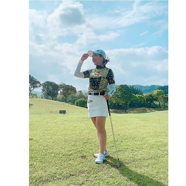 笠りつ子のインスタグラム：「新しいウエアで練習⛳️ 。  このウエアよく見るとヒョウ柄なんです🐆❤️ 。  ②枚目は、初、白ハイソックスです🙈💦 ♡カメラマンさん有難う🍑w😂  私のプロフィールからダンスウィズドラゴンのオンラインショップにとべるので、是非チェックしてみて下さい‼︎ @dancewithdragon_official  #ダンスウィズドラゴン #ゴルフウェア #ゴルフアパレル #ゴルフ #dancewithdragon #golfwear #golfapparel #golf」