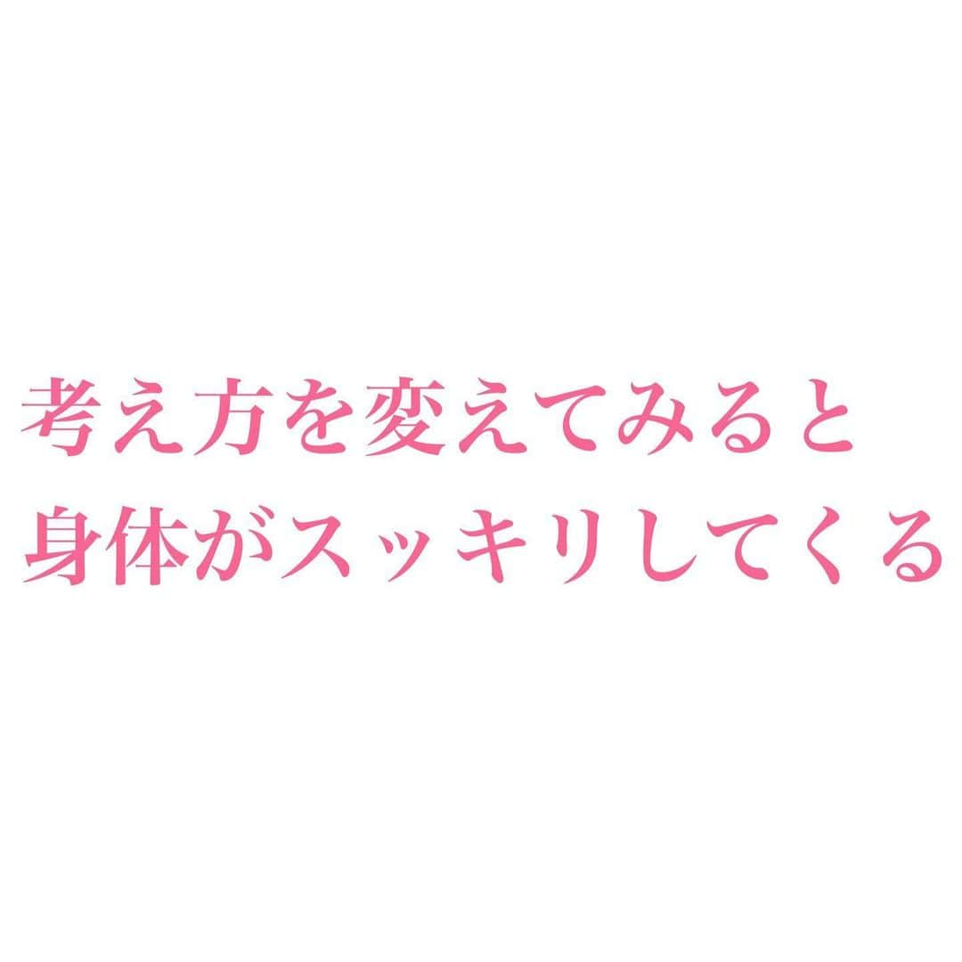 水紀華さんのインスタグラム写真 - (水紀華Instagram)「🌹﻿ ﻿ ﻿ ﻿ 数千人の体質改善・ダイエット指導をしてきて﻿ わかった太る人の特徴﻿ ﻿ ﻿ ﻿ ．﻿ ．﻿ ﻿ ﻿ ﻿ 【リバウンドなし7年目﻿ 食事で気をつけていること💡】﻿ ﻿ ﻿ 細かいところを意識して﻿ 老廃物が溜まりにくい﻿ 食事にするようにしている。﻿ ﻿ ﻿ ﻿ 1、米は胚芽米﻿ 2、お菓子は買わない。自分で作る﻿ 3、お菓子食べるならご飯を食べる﻿ 4、1日●食に拘らない﻿ 5、食べたい時に食べる﻿ 6、時間なども気にしない﻿ 7、添加物をとらない﻿ 8、調味料や食材の質にこだわる﻿ 9、レモン水を飲む﻿ 10、ホエイプロテインを飲む﻿ 11、何よりも楽しく食事をする﻿ 12、サプリメントの活用﻿ ﻿ ﻿ ﻿ ﻿ よく﻿ 『1日何食食べますか？』﻿ とか﻿ 『朝と昼は何食べますか？』﻿ と聞かれますが﻿ ﻿ ﻿ ●そもそも、ロボットではなく﻿ その日によって体調が違うのが人間なんだから﻿ 機械的な食事はしていない。﻿ 機械的な食事をするようになるから﻿ 身体のめぐりが悪くなり太りやすくなる﻿ 『1日○食』というなどという決まりは持っていない﻿ ﻿ ﻿ ●朝はプロテイン、味噌汁、自家製梅干し﻿ 昼は基本的に夜のような食事﻿ ﻿ ﻿ ﻿ ．﻿ ．﻿ ﻿ ﻿ 東洋医学を7年学んでいて﻿ それを元に体質改善・エステサロンを﻿ 経営しています。﻿ ﻿ ﻿ お客様により良いものを提供するために﻿ 日々、自分の身体で試して﻿ 結果が出たもの＆良いものを﻿ SNSでは紹介しています🙌﻿ ﻿ ﻿ ﻿ ﻿ ﻿ ﻿  #ダイエット #ダイエットメニュー #ダイエット記録 #ダイエット方法 #ダイエット生活 #ダイエット食事 #ダイエット飯 #ダイエット部 #ダイエット花嫁 #ダイエット日記 #ダイエット垢 #ダイエット公開 #公開ダイエット #公開ダイエット日記 #小顔 #宅トレ #宅トレ女子 #宅トレ動画 #宅トレメニュー #体質改善ダイエット #体質改善 #体質改善プログラム #美を叶えるレシピ　#脚痩せ　#脚痩せマッサージ　#顔痩せ　#プレ花嫁　#花嫁日記　#心身美容」5月23日 15時19分 - mizuki_ah