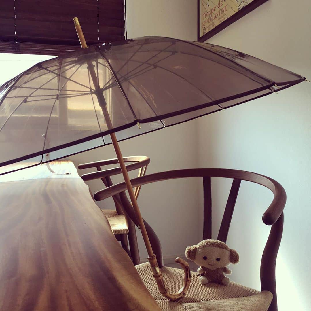 瓜生明希葉さんのインスタグラム写真 - (瓜生明希葉Instagram)「衝動アンブレラ！ ビニール傘にこんな素敵ポテンシャルがあったとは！すこしでも心を弾ませたくなる雨の日。昔から傘は好きなのですが、これはここ一番ハートを射抜かれました。どこかに忘れて帰ったらショックで立ち直れないから使えないかもなぁ🥺  #traditionalweatherwear #happyumbrella #雨を楽しむ #ビニール傘」5月23日 15時19分 - akiha_uryu
