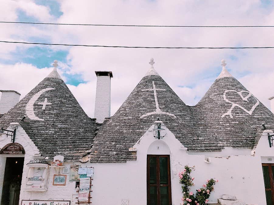 相知明日香さんのインスタグラム写真 - (相知明日香Instagram)「🇮🇹 . 𝐌𝐞𝐦𝐨𝐫𝐢𝐞𝐬 𝐨𝐟 𝐀𝐥𝐛𝐞𝐫𝐨𝐛𝐞𝐥𝐥𝐨, 𝐁𝐚𝐫𝐢, 𝐈𝐓𝐀𝐋𝐘. 🧜🏻‍♀️💙 . バーリ寄港の日は 念願の世界遺産アルベロベッロへ⛲️ 港から車で1時間位だったかな？ トゥルッリと呼ばれる伝統的な家屋は、16世紀〜17世紀にかけて農民によって作られたそうです。 ハートや月や十字架が描かれた三角屋根が1500軒ほど連なっています🌙🤍 . とつぜん違う時代と違う世界に迷い込んだような とっても美しい街でした🧝🏻‍♀️🌙 去年の今頃ここに居たなんてなんか信じられない🥺✨ . . . #旅するヴァイオリニストinITALY #旅するヴァイオリニストinSunPrincess #SunPrincess #PrincessCruise #WorldCruise #Cruise #cruising #Alberobello#BARI#ITALY#ITALIA#Travel#Traveler#Violinist#Artist#beautiful#相知明日香#旅するヴァイオリニスト#旅#旅行#ヴァイオリン#音楽#イタリア#バーリ#アルベロベッロ#世界遺産#クルーズ#世界一周#世界一周クルーズ#🇮🇹」5月23日 15時20分 - asukalohappy