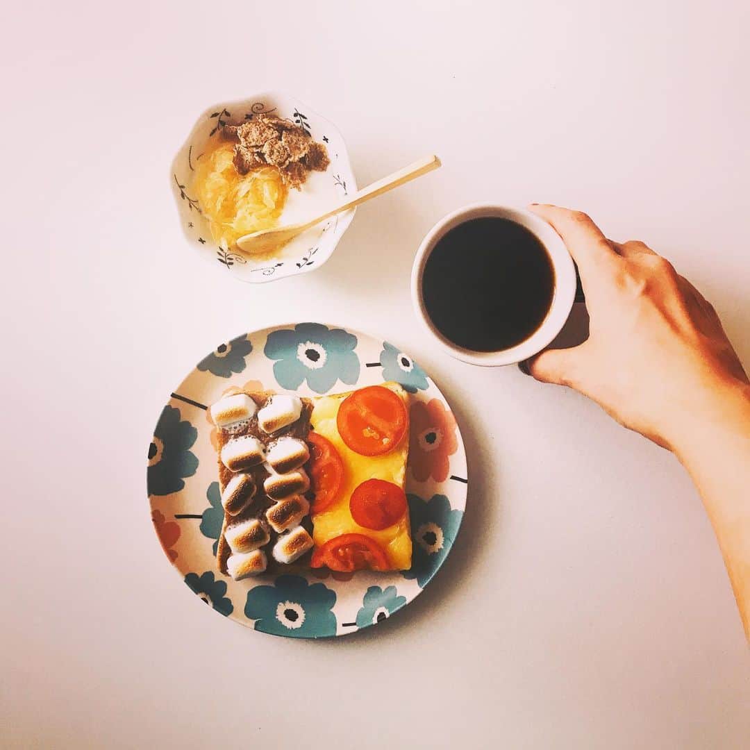 森由月さんのインスタグラム写真 - (森由月Instagram)「・ 今日の朝ごはん。 *トマト+チーズ+クレイジーソルト *コーヒーホイップクリーム+マシュマロ *ヨーグルト+夏みかん砂糖漬け+ブランフレーク *ドリップコーヒー ・ 焼いたマシュマロは至福。 ＊ ＊ ＊ #おうちごはん #朝ごはん #朝ごぱん #朝食 #モーニング #おうちモーニング #トースト #トーストアレンジ #食パンアレンジ #珈琲  #ヨーグルト #おうちごはんlover #おうちカフェ #2色トースト #クッキングラム #暮らし #フーディーテーブル #朝時間 #マシュマロトースト  #morning #breakfast #toast #fruitsyogurt #coffee #foodstagram #tasty #yummy #yogurt #instafood #foodie」5月23日 15時26分 - mori_yutsuki
