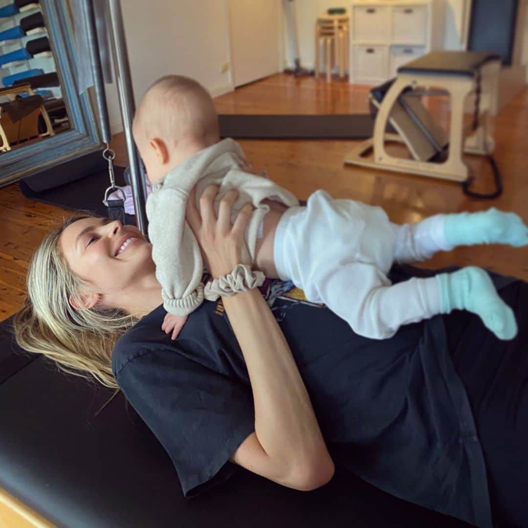 ジェニファー・ホーキンスのインスタグラム：「Pilates with my girl! ☺️ (She only spat it on the way home, happy with that! Ha!) #thoseeyes #soinlove」