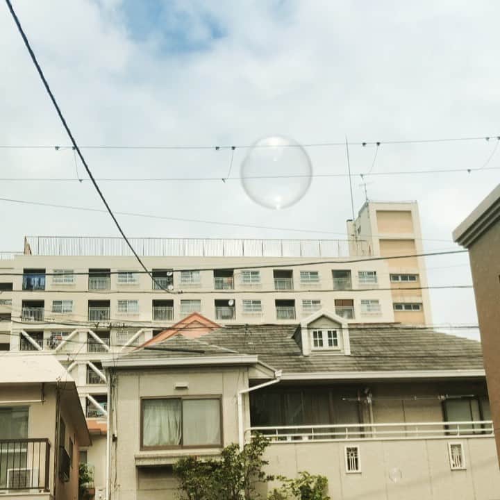 与座よしあきのインスタグラム：「午前中シャボン玉してきた！」