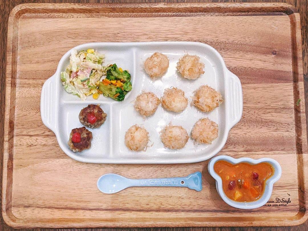 ソンイのインスタグラム：「我が家の食育への考えを少しと、ご飯量について👦🏻🥣﻿ DMでとても質問頂くご飯の量に関してなんですが、私は息子に「全部美味しく食べられた✨」と達成感を覚えて貰える量を意識しています👦🏻👏🏼﻿ ﻿ 息子の場合はこの量を完食で、ヨーグルトやフルーツを足す事も😌🍌﻿ ブロッコリー🥦は毎度ベーされたり床ポイされますがしつこく献立に入れてます🤢﻿ それ以外のお野菜はお肉やお魚よりも大好き👏🏼﻿ ﻿ ﻿ DMでよく頂くメッセージでは「この量完食するんですか？！😳」な方もいれば「足りないみたいで更に欲しがってしまい...😔」な方もいて、ご飯の量は月齢が同じでも特に個人差があると思うので人と比べずにお子様に向き合った量が１番だと思います☺️❤️﻿ ﻿ 我が家の食育は「達成感」を大切にしたいので、今は自分で食べたり完食する喜びを、もう少し月齢あがったら一緒にお野菜をちぎって自分で食材に触れお手伝いした離乳食作りを取り組んだりしたいなと思ってます✊🏻💕﻿ ﻿ 今はご馳走様する時に「全部食べられたねー！すごーい！」と言うと自分でパチパチ拍手して喜んでいます☺️👏🏼💕﻿ ﻿ #ソンイ離乳食 #ソンイ飯 #離乳食記録 #食育﻿ ﻿ 長くなりましたが最後にいつものように献立を🥣﻿ ﻿ ①﻿ 🍙おかかおにぎり﻿ 🍖ハンバーグ﻿ 🥗コールスローサラダ﻿ 🥦ブロッコリーとコーンのバターソテー﻿ 🍅ミネストローネ﻿ ﻿ ②﻿ 🍚豚肉と野菜のうま煮丼﻿ 🍠さつま芋煮﻿ 🌯ひじきと豆腐のサラダ﻿ 🥬ほうれん草と卵炒め﻿ 🍲お味噌汁﻿ ﻿ ③﻿ 🍜塩焼きそば﻿ 🍠かぼちゃ煮﻿ 🥔じゃがバターコーン﻿ 🍓いちご﻿ 🍲お味噌汁﻿ ﻿ ④﻿ 🥪いちごサンドイッチ﻿ 🍖ピーマンの肉詰め﻿ 🥦ブロッコリーとマカロニサラダ﻿ 🍠かぼちゃサラダ﻿ 🍅ミネストローネ﻿ ﻿ ⑤﻿ 🐟鮭のちゃんちゃん焼き﻿ 🍖ハンバーグ﻿ 🥗コールスローサラダ﻿ 🍲お味噌汁﻿ 🍚ご飯﻿ ﻿ ⑥ ﻿ 🍜焼うどん﻿ 🍠さつまいも煮﻿ 🥕きんぴらごぼう﻿ 🥦ブロッコリー﻿ 🍲お味噌汁﻿ 🍉スイカ﻿ ﻿ ⑦﻿ 🍚ひじきご飯﻿ 🍲野菜のうま煮﻿ 🐟まぐろと豆腐のハンバーグ﻿ 🍌バナナ﻿ 🍲お味噌汁﻿ ﻿ ⑧﻿ 🐟タラの甘酢餡﻿ 🍠さつまいも煮﻿ 🥬ほうれん草おひたし﻿ 🍲お味噌汁﻿ 🍚ご飯﻿ ﻿ ⑨﻿ 🍠かぼちゃのそぼろあん﻿ 🍲野菜とお豆の煮物﻿ 🥦ブロッコリーとツナのサラダ﻿ 🍓いちご﻿ 🍲お味噌汁﻿ 🍚ご飯﻿ ﻿ #離乳食 #離乳食後期 #離乳食完了期 #離乳食メニュー﻿ #かみかみ期 #つかみ食べ #男の子ベビー﻿ #生後14ヶ月  #1歳2ヶ月 #幼児食 #幼児食メニュー #ソンイ子供ご飯」