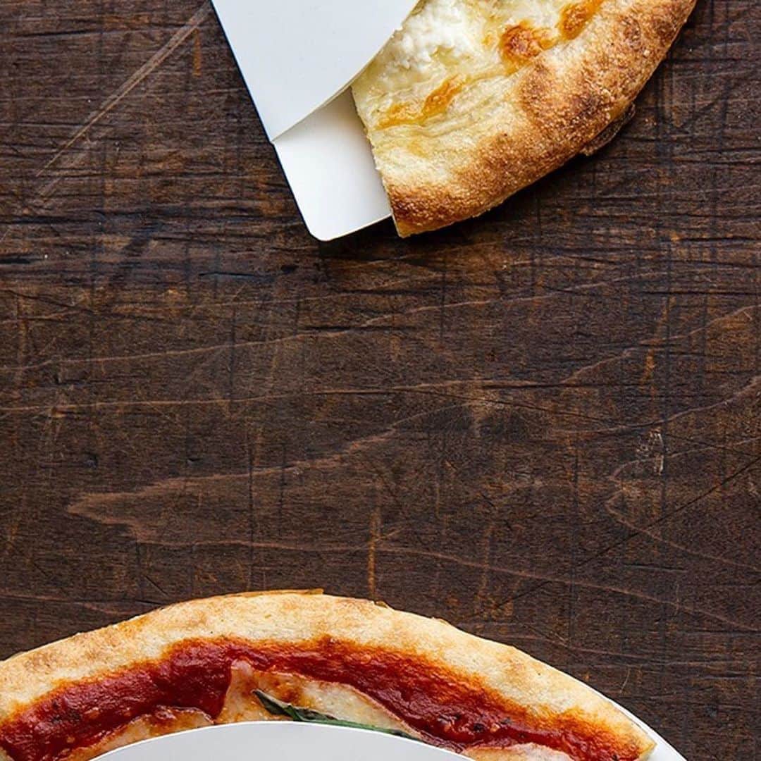 川上俊のインスタグラム：「[new preject]  koe pizza okayama @koe_pizza  pre-opening 2020.5.22.fri.  https://www.koe.com/koepizza/  branding & art direction & design by  Shun Kawakami @shunkawakami and #artlessinc + illustration by  Yu Nagaba @kaerusensei  ー  koe の新しいフードプロジェクト「koe pizza okayama」岡山城そばの公園にダイニングアウトなピザレストランがオープンします。ブランディングは、koe donuts と同じく artless と長場さんとにコラボレーションです。  地産の食材を豊富に使用し、オリジナルのピザ窯で焼いたこだわりのピッツァをまずはテイクアウトで提供しプレオープンが始まりました。  岡山という場所、公園内というアウトドアダイニング。自然環境を大切に考えたサステイナブルやエシカルなブランドフィロソフィーにフォーカスしつつ、キッズやファミリーからカップルまで、ジェンダレスにエイジレスなブランドデザインで展開します。  レストランとしてのフリオープンはもう少し先になりそうですが、楽しみにぜひ今後の展開をフォローしてください。  #shunkawakami」