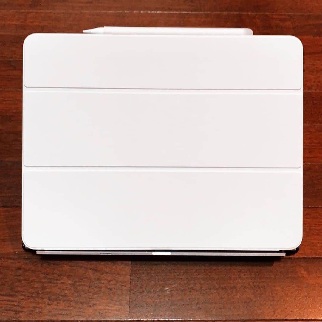 京田知己のインスタグラム：「iPad Proを新しくしたのですが、その思想の変化に驚きました。操作感に戸惑いもあるのですが、直ぐに慣れてしまうんだろうなぁ。」