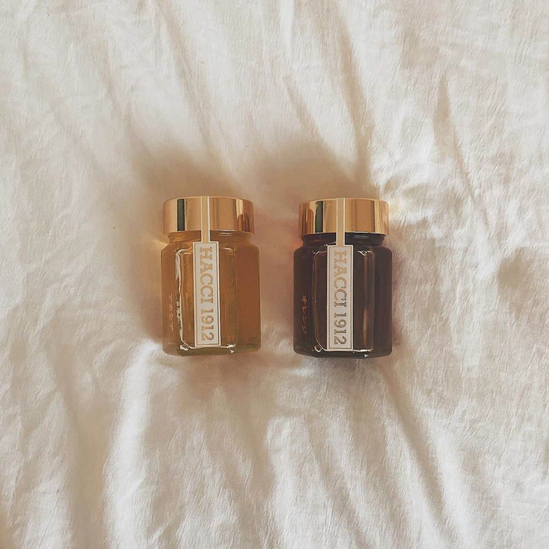 のインスタグラム：「🍯 . 栄養たっぷりのはちみつ 最近毎日ヨーグルトやオールブランにかけてたべてるよ♡♡ . 1枚めはプレゼントで貰った @hacci_official のはちみつ🐝 . 勿体無くて、まだひと口しか食べてない🥺 眺めてるだけでもかわいい、、 . 2枚めは、サニーで買ったカピラーノのアクティブマヌカハニー！ スーパーにある他のはちみつよりお高めだったけど パッケージの可愛さが押しで買い👏✨ . . はちみつ美味しい、、🤤 プーさんになりそう🧸 . #はちみつ#蜂蜜#マヌカハニー#ハッチハニー #蜂蜜美容#honey#manukahoney#hacchi」