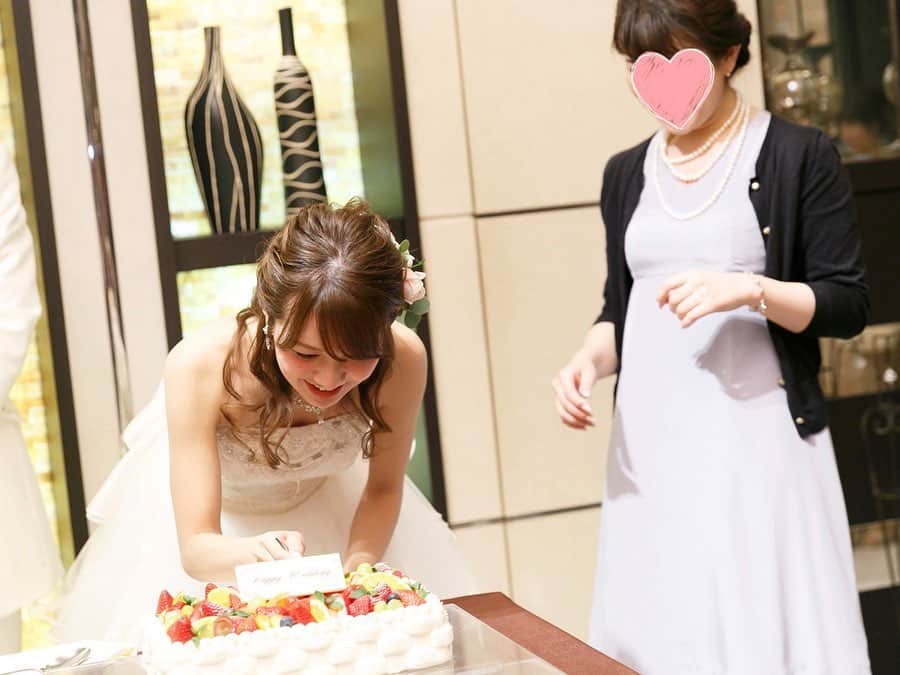 赤松麻里菜さんのインスタグラム写真 - (赤松麻里菜Instagram)「3回目の結婚記念日を迎えました🤵🌹 昨年春に主人が駐在から帰任した時は、休日も娘そっちのけで寝てるか飲んでるかテレビ見てるかゲームしてるか…の主人にストレスがMAX☠️☠️ 街で見かけるパパさん達がキラキラして見えて悲しい気持ちになることが多く、娘だけが癒し…😭👼という感じでした💭 ・ でも少しずつ家事や育児に協力的になってくれて、今では休日は娘と遊んだり、ご飯を食べさせたり、お皿を洗ったり、2人でお風呂に入ってくれたり🛁✨ 特に在宅勤務が始まってからは料理に目覚めたらしく🍳笑 ほぼ毎日食事を作ってくれたパパに頭が上がりません🙇‍♂️ メキメキとパワーアップして行く主人に負けないよう、私も妻として、ママとして、成長して行かないとなあ🌳 ・ 写真は懐かしの結婚式2次会の時のもの💒✨ 披露宴会場から近く、会場も広く、雰囲気も好みだったので #charmantscenatokyo @charmantscena_tokyo を選びました🥂 中高大の友人や会社の先輩同期後輩、CanCamAneCan百花で仲良くなった読者モデルのお友達など、本当にたくさんの友人が出席してくれました😢🤝 幹事メンバーには感謝してもしきれません🙇‍♂️ (ちなみに私のブーケトス💐を取った友人もその後結婚が決まって嬉しかった🥰笑) ・ いつもありがとう🌷4年目もよろしくね👨‍👩‍👧🕊 #weddinganniversary #3rdanniversary #結婚記念日 #表参道 #シャルマンシーナ東京 #結婚式2次会 #結婚式 #結婚式場 #卒花嫁 #wedding #weddingdress #weddingphotography #takamibridal #タカミブライダル @takamibridal_costume #春婚 #2017春婚 #follow #followｍe #japanesewedding」5月23日 15時57分 - marigram0726
