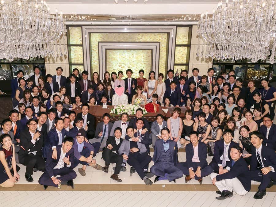 赤松麻里菜さんのインスタグラム写真 - (赤松麻里菜Instagram)「3回目の結婚記念日を迎えました🤵🌹 昨年春に主人が駐在から帰任した時は、休日も娘そっちのけで寝てるか飲んでるかテレビ見てるかゲームしてるか…の主人にストレスがMAX☠️☠️ 街で見かけるパパさん達がキラキラして見えて悲しい気持ちになることが多く、娘だけが癒し…😭👼という感じでした💭 ・ でも少しずつ家事や育児に協力的になってくれて、今では休日は娘と遊んだり、ご飯を食べさせたり、お皿を洗ったり、2人でお風呂に入ってくれたり🛁✨ 特に在宅勤務が始まってからは料理に目覚めたらしく🍳笑 ほぼ毎日食事を作ってくれたパパに頭が上がりません🙇‍♂️ メキメキとパワーアップして行く主人に負けないよう、私も妻として、ママとして、成長して行かないとなあ🌳 ・ 写真は懐かしの結婚式2次会の時のもの💒✨ 披露宴会場から近く、会場も広く、雰囲気も好みだったので #charmantscenatokyo @charmantscena_tokyo を選びました🥂 中高大の友人や会社の先輩同期後輩、CanCamAneCan百花で仲良くなった読者モデルのお友達など、本当にたくさんの友人が出席してくれました😢🤝 幹事メンバーには感謝してもしきれません🙇‍♂️ (ちなみに私のブーケトス💐を取った友人もその後結婚が決まって嬉しかった🥰笑) ・ いつもありがとう🌷4年目もよろしくね👨‍👩‍👧🕊 #weddinganniversary #3rdanniversary #結婚記念日 #表参道 #シャルマンシーナ東京 #結婚式2次会 #結婚式 #結婚式場 #卒花嫁 #wedding #weddingdress #weddingphotography #takamibridal #タカミブライダル @takamibridal_costume #春婚 #2017春婚 #follow #followｍe #japanesewedding」5月23日 15時57分 - marigram0726