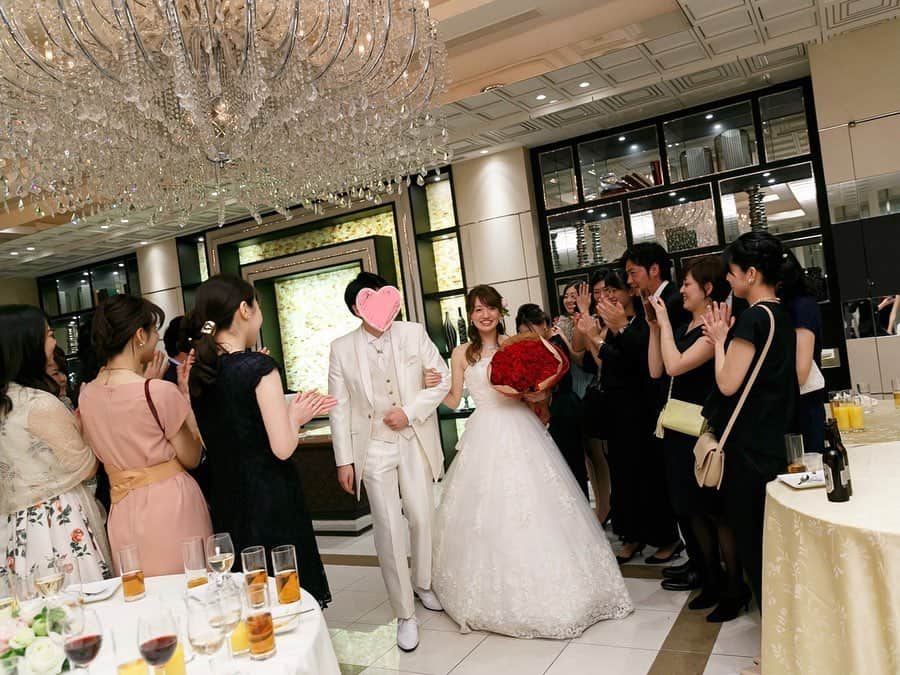 赤松麻里菜さんのインスタグラム写真 - (赤松麻里菜Instagram)「3回目の結婚記念日を迎えました🤵🌹 昨年春に主人が駐在から帰任した時は、休日も娘そっちのけで寝てるか飲んでるかテレビ見てるかゲームしてるか…の主人にストレスがMAX☠️☠️ 街で見かけるパパさん達がキラキラして見えて悲しい気持ちになることが多く、娘だけが癒し…😭👼という感じでした💭 ・ でも少しずつ家事や育児に協力的になってくれて、今では休日は娘と遊んだり、ご飯を食べさせたり、お皿を洗ったり、2人でお風呂に入ってくれたり🛁✨ 特に在宅勤務が始まってからは料理に目覚めたらしく🍳笑 ほぼ毎日食事を作ってくれたパパに頭が上がりません🙇‍♂️ メキメキとパワーアップして行く主人に負けないよう、私も妻として、ママとして、成長して行かないとなあ🌳 ・ 写真は懐かしの結婚式2次会の時のもの💒✨ 披露宴会場から近く、会場も広く、雰囲気も好みだったので #charmantscenatokyo @charmantscena_tokyo を選びました🥂 中高大の友人や会社の先輩同期後輩、CanCamAneCan百花で仲良くなった読者モデルのお友達など、本当にたくさんの友人が出席してくれました😢🤝 幹事メンバーには感謝してもしきれません🙇‍♂️ (ちなみに私のブーケトス💐を取った友人もその後結婚が決まって嬉しかった🥰笑) ・ いつもありがとう🌷4年目もよろしくね👨‍👩‍👧🕊 #weddinganniversary #3rdanniversary #結婚記念日 #表参道 #シャルマンシーナ東京 #結婚式2次会 #結婚式 #結婚式場 #卒花嫁 #wedding #weddingdress #weddingphotography #takamibridal #タカミブライダル @takamibridal_costume #春婚 #2017春婚 #follow #followｍe #japanesewedding」5月23日 15時57分 - marigram0726