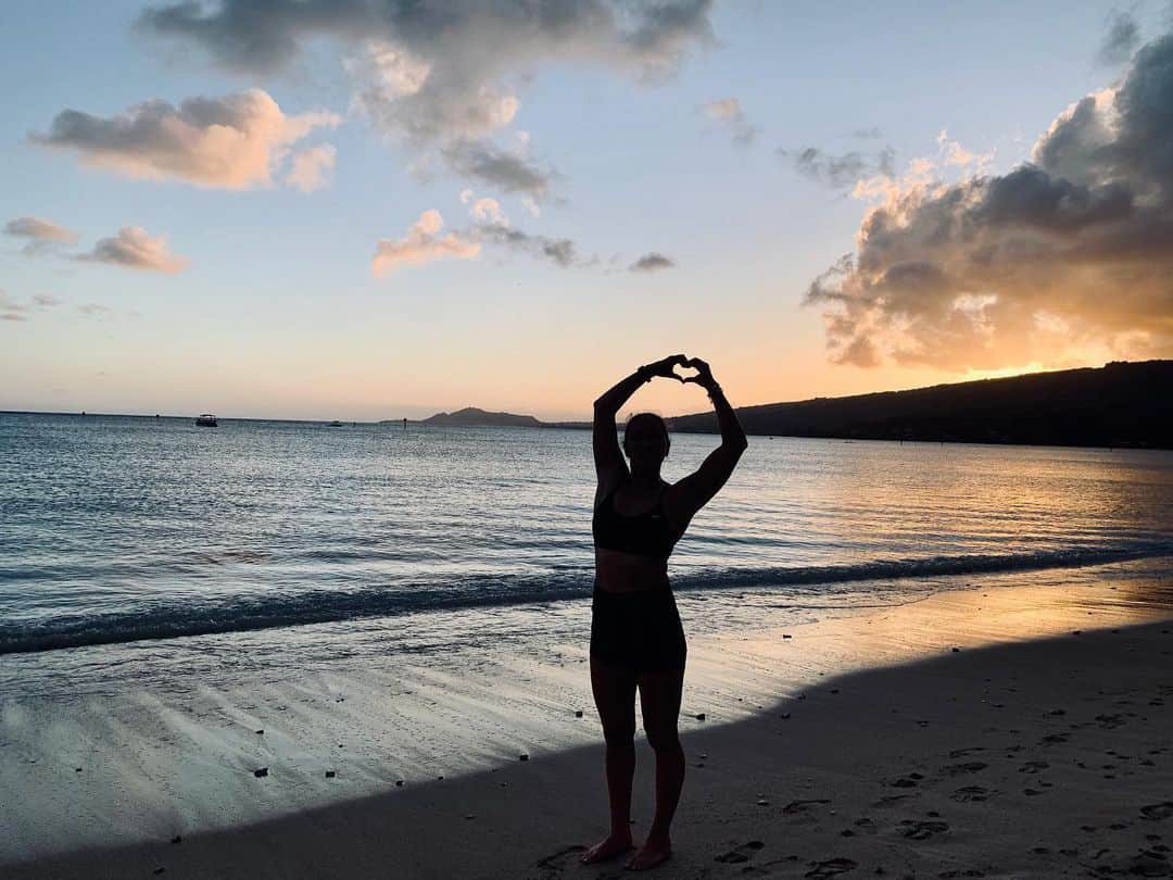 カリッサ・ムーアのインスタグラム：「I was overwhelmed by all the love and support from my last post. I wanted to personally respond to each one of you and thank you for taking the time to write such thoughtful messages, words of encouragement and for also sharing your own insecurities with me. It is comforting to know I’m not alone on this journey of body positivity. Let’s keep sharing, breaking barriers and cheering each other on. True beauty and self worth radiates from within. Let it shine ladies ☺️💛😘」