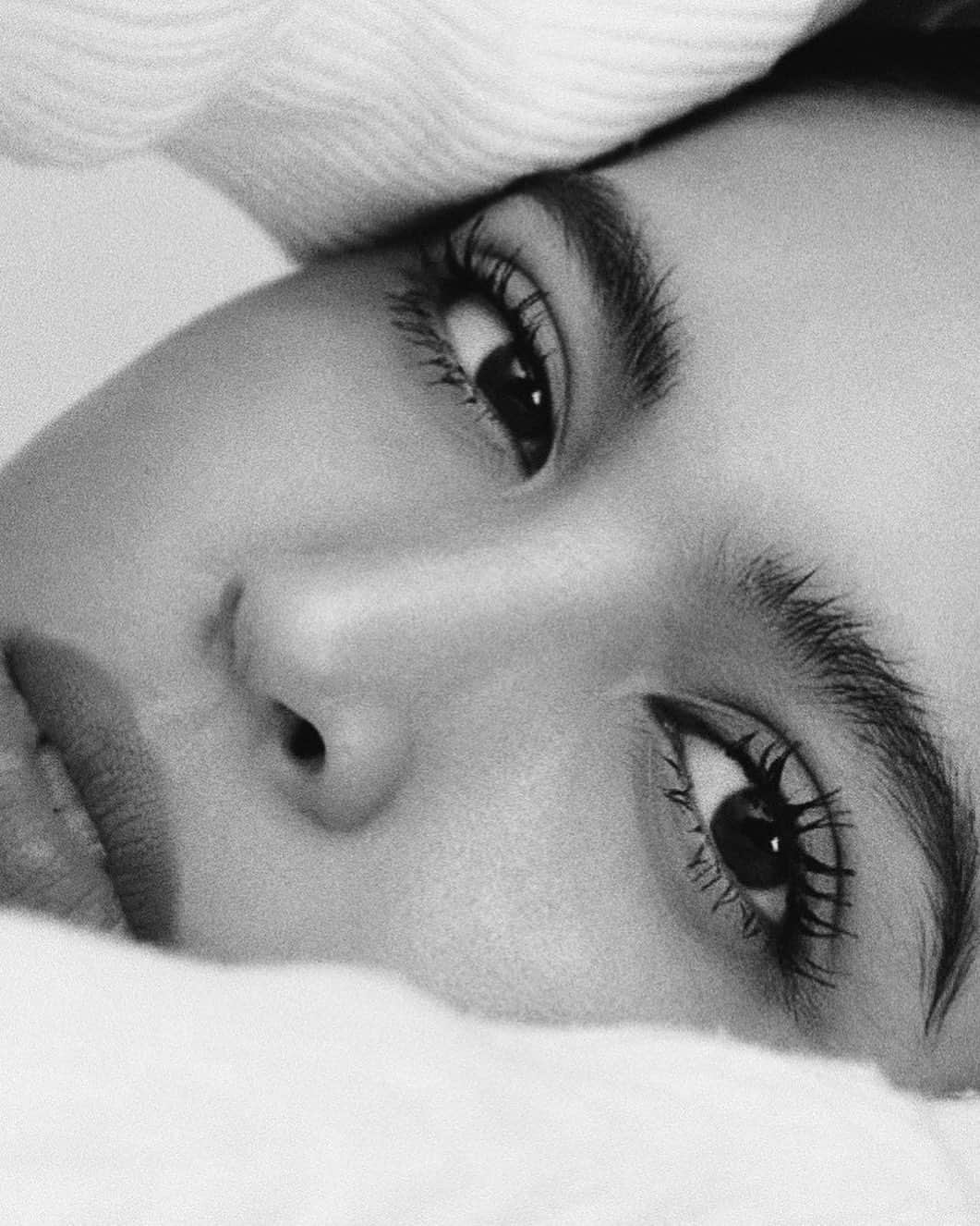メイン・メンドーサのインスタグラム：「b&w」