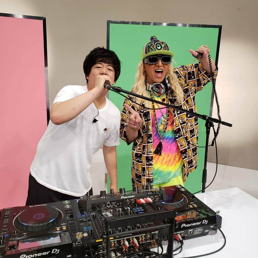 DJ KOOさんのインスタグラム写真 - (DJ KOOInstagram)「【 #おうちで間違い探し 】中級編 DJ草薙 w/z DJ KOO！！ 草薙くんがDJではない、以外にw 2枚の写真に違っている所が5つあります！！ 一見複雑そうだけど 中級なのでノーヒントで！！ 今回も画像加工はウチの娘が担当です！！ ネタバレご注意でお願いします！！ #StayHome #宮下草薙 #DJKOO」5月23日 16時09分 - dj_koo1019