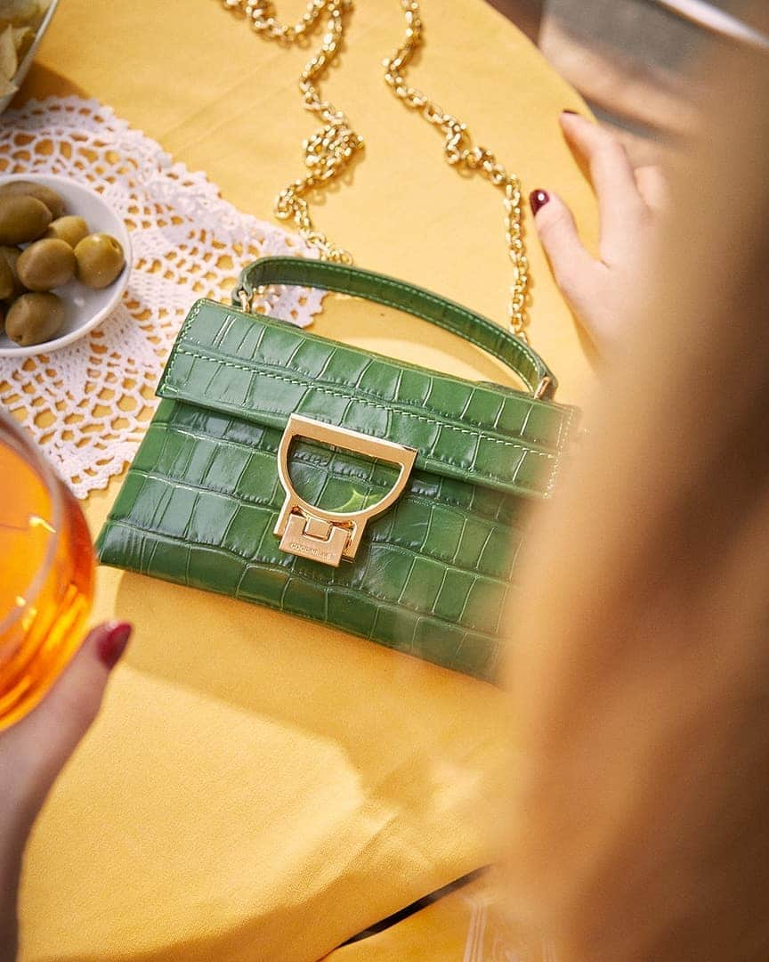 コチネレさんのインスタグラム写真 - (コチネレInstagram)「Toasting the season's chicest new shape, al fresco.  #Coccinelle #Arlettis #CoccinelleBags #Mignon #CoccinelleGoesMignon #Colorful #CoccinelleIcons #SpringVibes #Croco」5月23日 16時05分 - coccinelleofficial