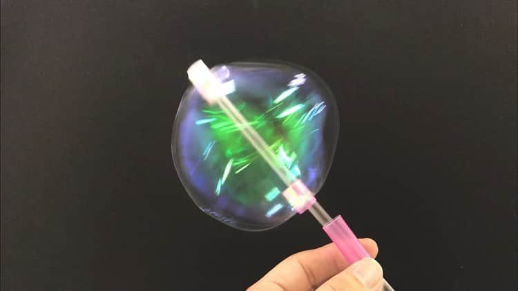 できたくん（高橋和之）のインスタグラム：「今日のYouTubeは 「折り紙のしゃぼんだま」  クルクルレインボーとも言う有名な工作で 普通は、特殊な材料を使うんだけど  でっきるだけありそうな材料で作れるように、できたくんが考えました！  と言っても 「パールカラー折り紙」と「タピオカストロー」が必要。なかなかないよね‥  他の人達は、竹ひご、穴あけパンチ、接着剤とかを使うのである材料で作れる動画を見たらいいかもね！  ぜひ作ってみたい人は、色々検索してみてください☆ ※小学生向けの工作です！  #工作大好き #おうち時間 #折り紙 #シャボン玉 #おうち遊び」