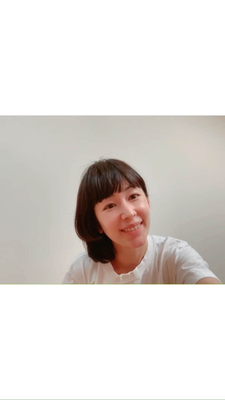 のインスタグラム：「わたしが描いた絵本です。 モヤモヤした心を溶かす男の子の物語です。 文字が反転してるのごめんね。  化粧もしてないし、髪もボサボサすみません。。。 #ねむとこころ #絵本」