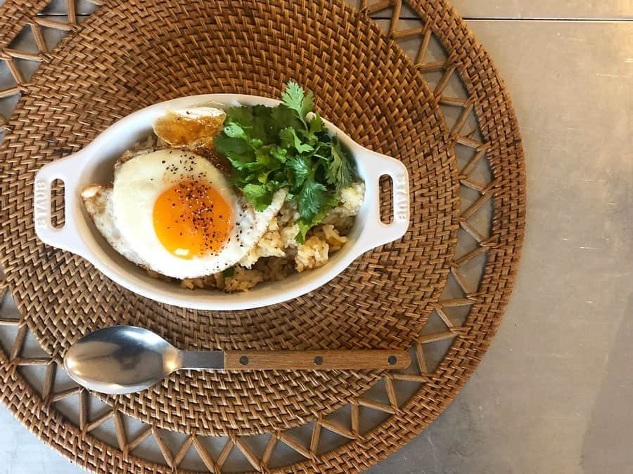 神崎恵さんのインスタグラム写真 - (神崎恵Instagram)「1枚目は昨日小腹が空いて食べたピラフ🍳 2枚目からは今日のお昼ご飯。 昨晩あまったササミのフリッターも並べて。 レンコンがそろそろ？だったので、全部金平に。 ササミのフリッターは、小麦粉、カレー粉、塩、胡椒、水でつくった衣に水気をしっかり切って小麦粉をつけたササミをくぐらせて揚げるだけ。 ケチャップ、マヨネーズ、シラチャーを混ぜたソースにつけてたべる。 みんな好きなメニュー。 昼ごはんはわたしの食べたいものが並ぶことが多くて、夜は家族がすきなもの。 昼はもりもりたべるので、いろいろ並べてしまう。今日のナムルもそう。コチュジャンが好きなので、我が家の冷蔵庫にはおっきなコチュジャン。 冷麺には柚子胡椒。 柚子胡椒も大好きで、いろいろな種類を常備しています。緑も赤も♡ 肉巻きにはラブパク。 ドレッシングやソースは自分でつくることがほとんどだけど、誰かの作ったソースが食べたいときはこれ。 #おうちごはん ガラスの器は以前もお話しをした　#リビングモティーフ です。 夜ご飯を作っていると、なぜかお腹いっぱいというか、お腹の空き具合がおさまってしまう。不思議。 自分のご飯はもりもりいけないけど、誰かがつくってくれたご飯はがっつりいけるという不思議と同じ。 不思議だなぁ。」5月23日 16時20分 - megumi_kanzaki