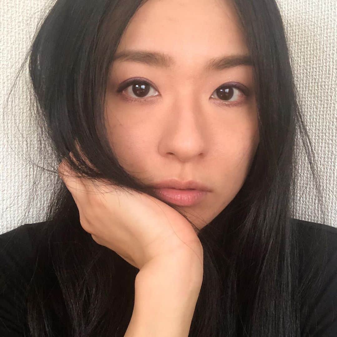 西山由のインスタグラム：「Les ombres à paupières “ Aura of Romance ” par KANEBO.」