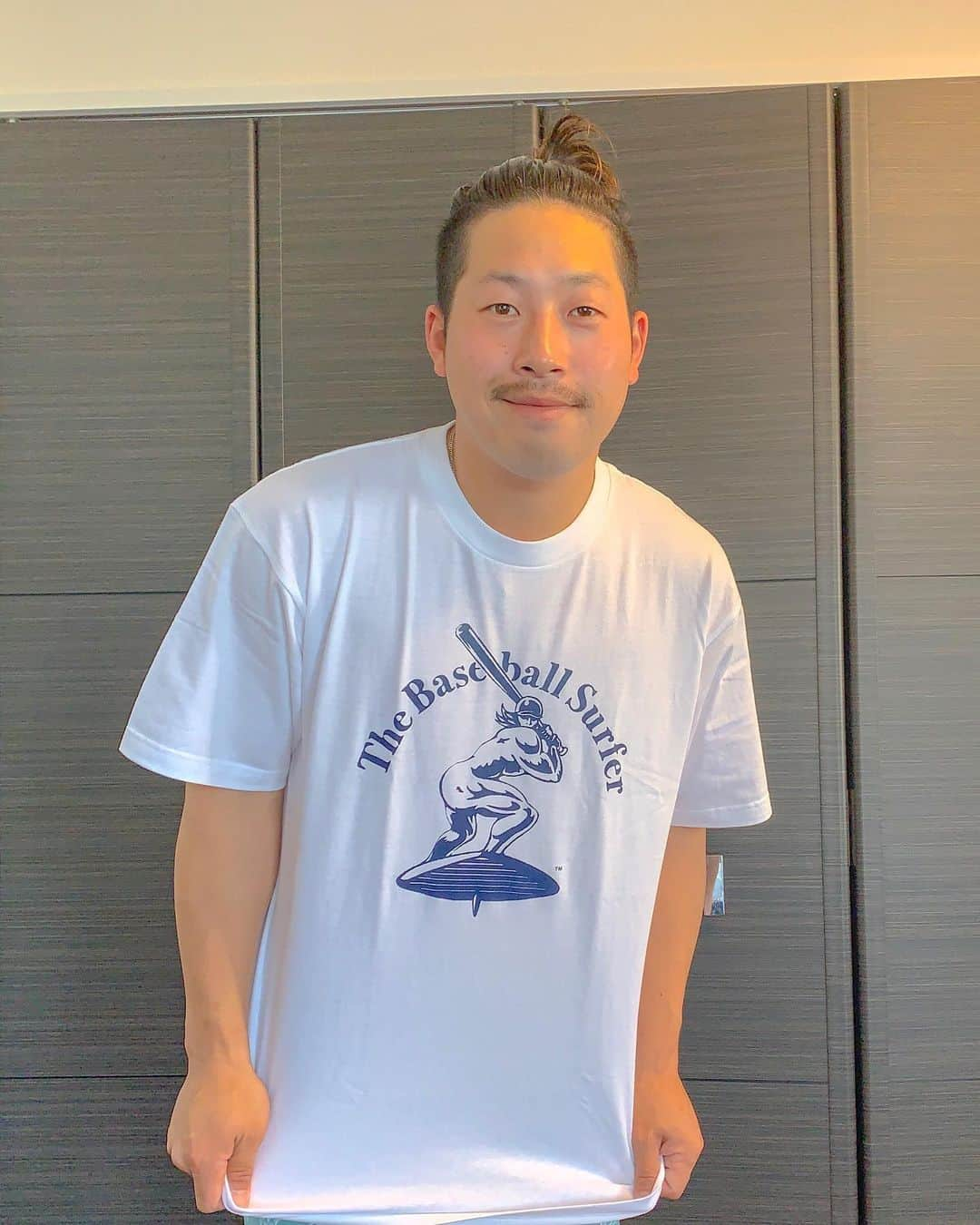 友永翔太のインスタグラム：「pococha配信のお仕事で出会えた古木さんからTシャツを頂きました😌 【the baseball surfer】  とても優しくて、何事にも熱心に頑張る古木さん僕も大好きな人です！！ 神奈川、東京を中心に野球教室、アパレル、サーフィンと色々な事に挑戦してる姿尊敬しています！  #古木克明#横浜ベイスターズ#野球#アパレル#サーフィン#pococha」