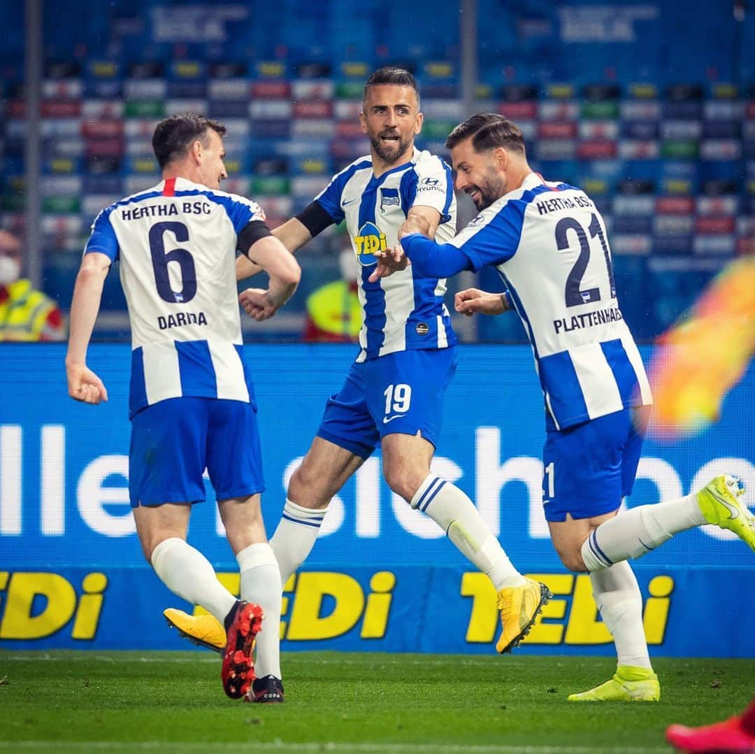ヴラディミール・ダリダのインスタグラム：「Berlin ist 🔵⚪️ #hahohe」