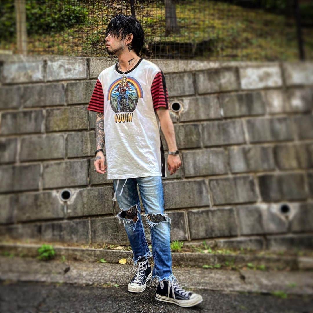 のインスタグラム：「黒がない時もあります👕  #glamb#chordnumbereight #converse  #スーパーとコンビニと薬局以外の場所に行きたい」