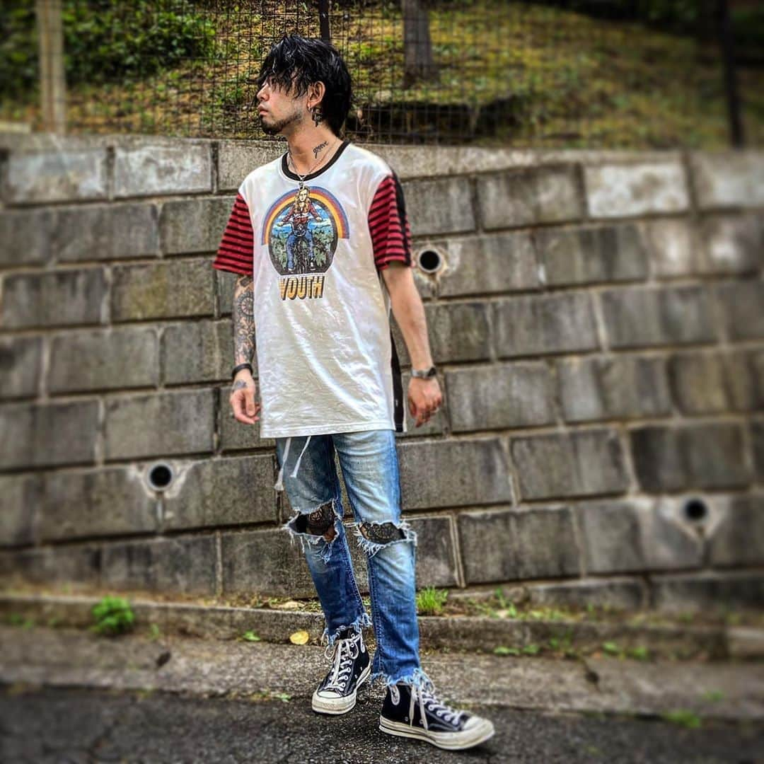 Katsuma さんのインスタグラム写真 - (Katsuma Instagram)「黒がない時もあります👕  #glamb#chordnumbereight #converse  #スーパーとコンビニと薬局以外の場所に行きたい」5月23日 16時40分 - katsuma_drums