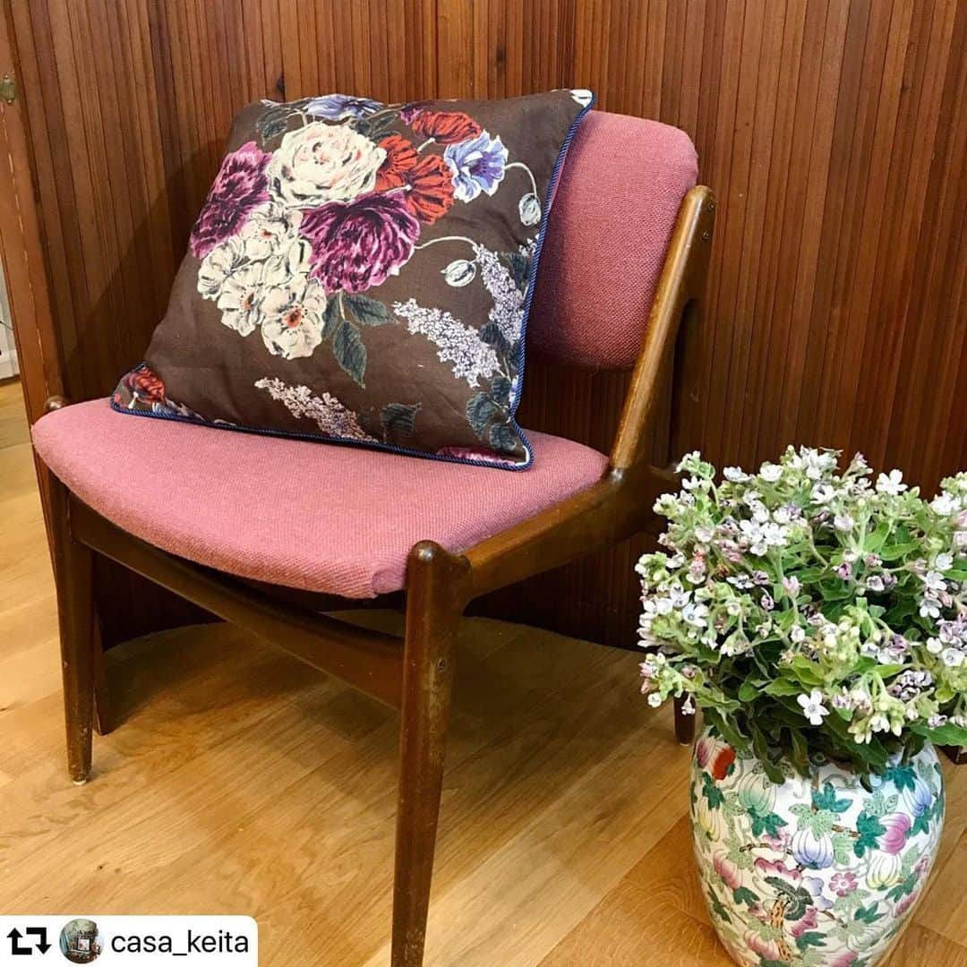 丸山敬太さんのインスタグラム写真 - (丸山敬太Instagram)「#repost @casa_keita ・・・ . Antique Rose . KEITA MARUYAMA Collection 2009SS "Sentimental Journey"より復刻プリント 丸山もお気に入りのファブリック。 ローズ、ポピー、ライラックの大輪のブーケ… リネン素材の地色を活かしたままのプリントはクラシックで大人っぽい雰囲気です。 上質な厚手のリネン素材のクッションは季節を問わずお使いいただけます ※こちらはカバーのみの販売になります . ✔︎Antipue Rose 45cm×45cm ¥9,900＋tax クッションカバー全種類10%off！ . . ーKEITA MARUYAMA WEB STOREー 🛒https://store-keitamaruyama.com/pc/ CASA KEITAのバナーより特設ページへ… . . #骨董　#プリント　#rose #poppy #ブーケ　 #vintage  #japan #陶器　#磁器  #interior  #interiordesign #decor  #interiordecor #染付　#色絵　#骨董のある暮らし　#暮らし　#器好き　#インテリアコーディネート　#クッション #盛り付け　#テーブルコーディネート　#テーブルウェア　#丸山邸　#keitamaruyama」5月23日 16時49分 - keitamaruyama