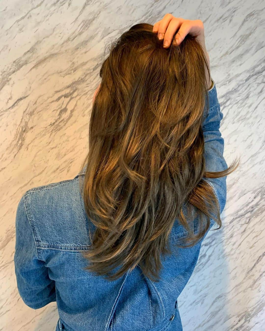 高松チェルシーリナのインスタグラム：「. やっとこさ美容室に行ってきました🥰❤️✂︎約3ヶ月ぶり！！ 徹底した除菌・検温までしてくれるとのことで安心して行ってきました！ . 元々レイヤーをたくさん入れてグラデーションカラーにしていたのと、カラーシャンプーを使っていたおかげで3ヶ月放置していた風には見えない状態は保てていたんだけど🥺(くみちゃん&熊倉さんのおかげ) さすがに根元の伸び具合がすごかったので。笑　 トーンを落として、ブリーチしてる部分の色がシルバーっぽくなるように🥰 . コロナの影響もあるけど、産後すぐはなかなか美容室に行けないママさんが多いと思うので🥺 シャギシャギレイヤー＆グラデーションカラーはとてもおすすめします🥰  #kakimotoarms#銀座#カラーカット#haircolor#アッシュカラー#グラデーションカラー#ミディアムヘア」