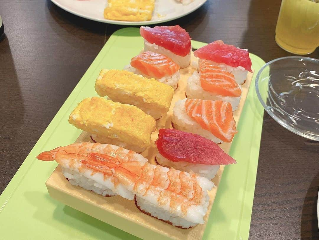 本田紗来さんのインスタグラム写真 - (本田紗来Instagram)「2019.10🍣🧀「ロサンゼルス🗽」 「写真整理③」 ・ママと手作りお寿司🍣 ・1から手作りチーズナン  写真整理してたら一回では載せきれないほど出てきたのでちょっとずつ載せていきます😌  チーズナンは今まで作ってきた中でトップ3に入る。 この美味しさは、さらとママしかしらない。ママ💘👩🏻」5月23日 17時00分 - sara_honda0404