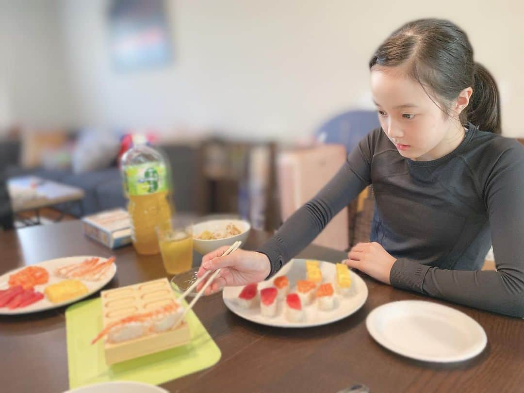 本田紗来さんのインスタグラム写真 - (本田紗来Instagram)「2019.10🍣🧀「ロサンゼルス🗽」 「写真整理③」 ・ママと手作りお寿司🍣 ・1から手作りチーズナン  写真整理してたら一回では載せきれないほど出てきたのでちょっとずつ載せていきます😌  チーズナンは今まで作ってきた中でトップ3に入る。 この美味しさは、さらとママしかしらない。ママ💘👩🏻」5月23日 17時00分 - sara_honda0404