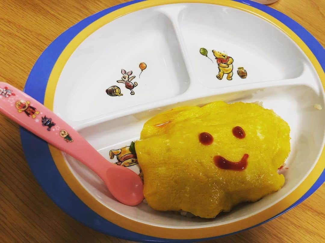 のインスタグラム：「一歳1か月の子育て。  いま一番大変なこと。  食事。  離乳食完了期だから楽になってきたなあと思い始めていたら、ここ1週間なんでも口からベー！ フルーツとおやつはしないのに。 ものすごく食べる事が好きで、80gマックスお米も食べて、『ん〜、んまーいねー』か、『ん〜おいちーねー』が口癖な子が急に食べなくなったもんで、 試行錯誤を繰り返しております。  パンは2,3日に一度、とか、いかにもお子様ランチな洋食系はなるべくたまーににしたり基本、和食であれこれ工夫していたのを切り崩し、必殺オムライス、必殺ハンバーグ、必殺コンソメ野菜煮込み、等洋食にしてみたら、一瞬で無くなるように。 和食も好きなはずなんだけど今の変なこだわりなんだろうなあ。  ちなみに、今日茹でたとうもろこしを🌽牛や大好きなトマトとコンソメで煮込んだ、私的に手間をかけたおかずは最初美味しく食べて半分ベーされました笑。 おそらく食感なんだけど、わて、知ったこっちゃない。😂🐌 今では作り置き冷凍したものも嫌がるから毎度作る。  食べない時はおやつは基本無し、 主力メンバーの食事をちゃんとたべたらお皿に好物のバナナやトマトを乗せたりチャレンジ中。  これやってきたお母さんやお父さんたち、凄い🥺  #女の子ママ　#babygirl #一歳ごはん #子育て」
