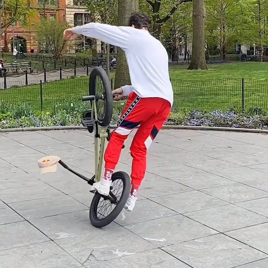 レッドブルのインスタグラム：「even hat tricks are taking up new meanings now 😍 . 🚲: @matthiasdandois @redbullbike #redbull #givesyouwings #bmx #bike #bmxlife #tricks #fromwhereiride」