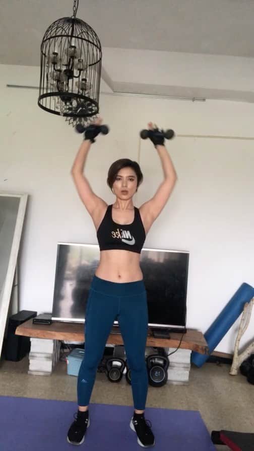 金城優華のインスタグラム：「背中トレの流れで肩トレ行きます!! 『ごつくならない?!』ご心配には及びません、重いウエイト持たず自重トレーニングなので筋肉は大きくならず『引き締め』になります!! 実は洋服を綺麗に着るには肩の筋肉も必要なんです!! チャレンジした方は#youcanfitで頑張りを届けて下さい!! お待ちしてまーす!!」