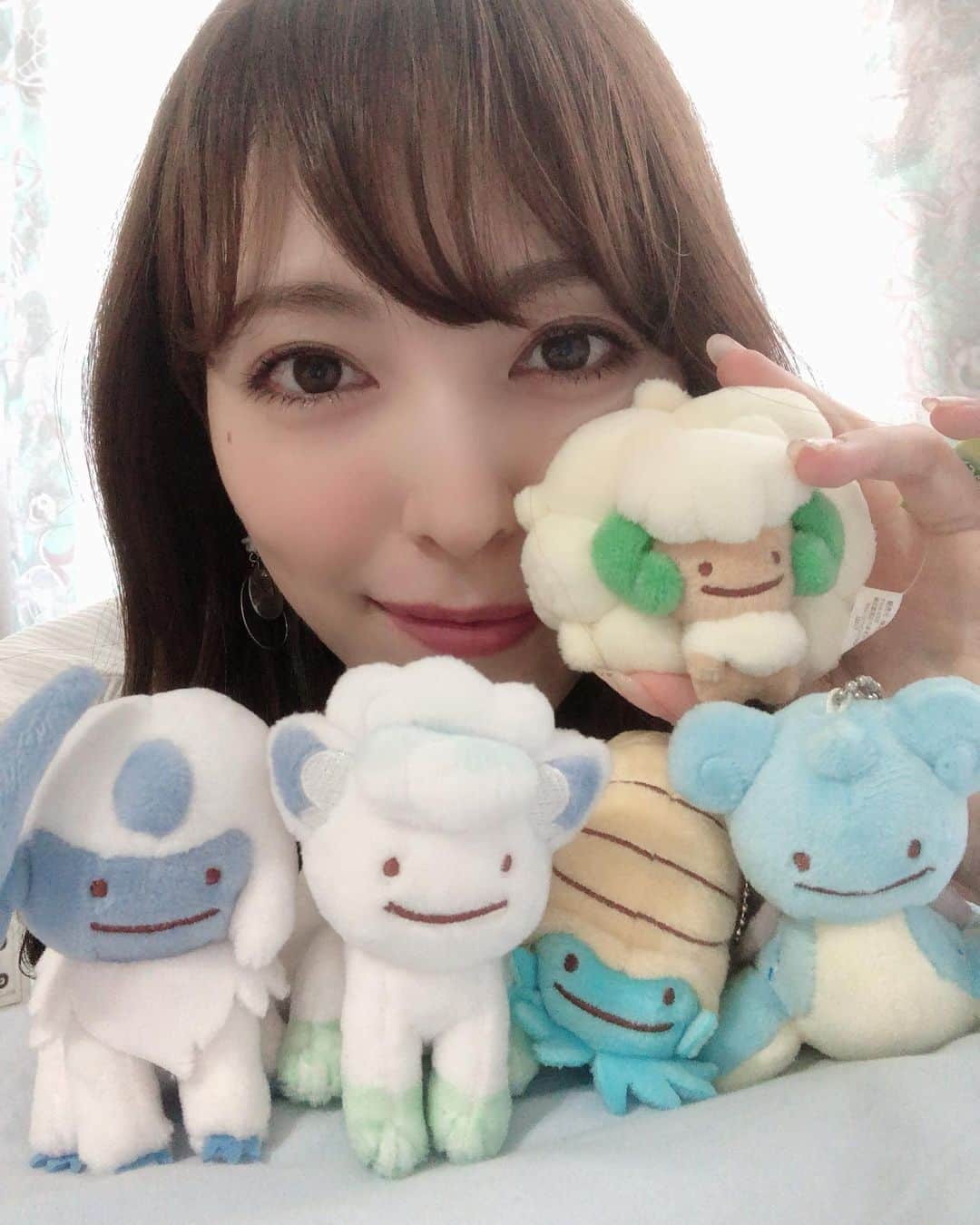鹿野悠さんのインスタグラム写真 鹿野悠instagram 金曜ロードショー の 名探偵ピカチュウ をみて へんしんメタモン のぬいぐるみを出してみた 映画のメタモンは目だけがそのままだったけど へんしんメタモンシリーズは顔がそのままメタモン 3