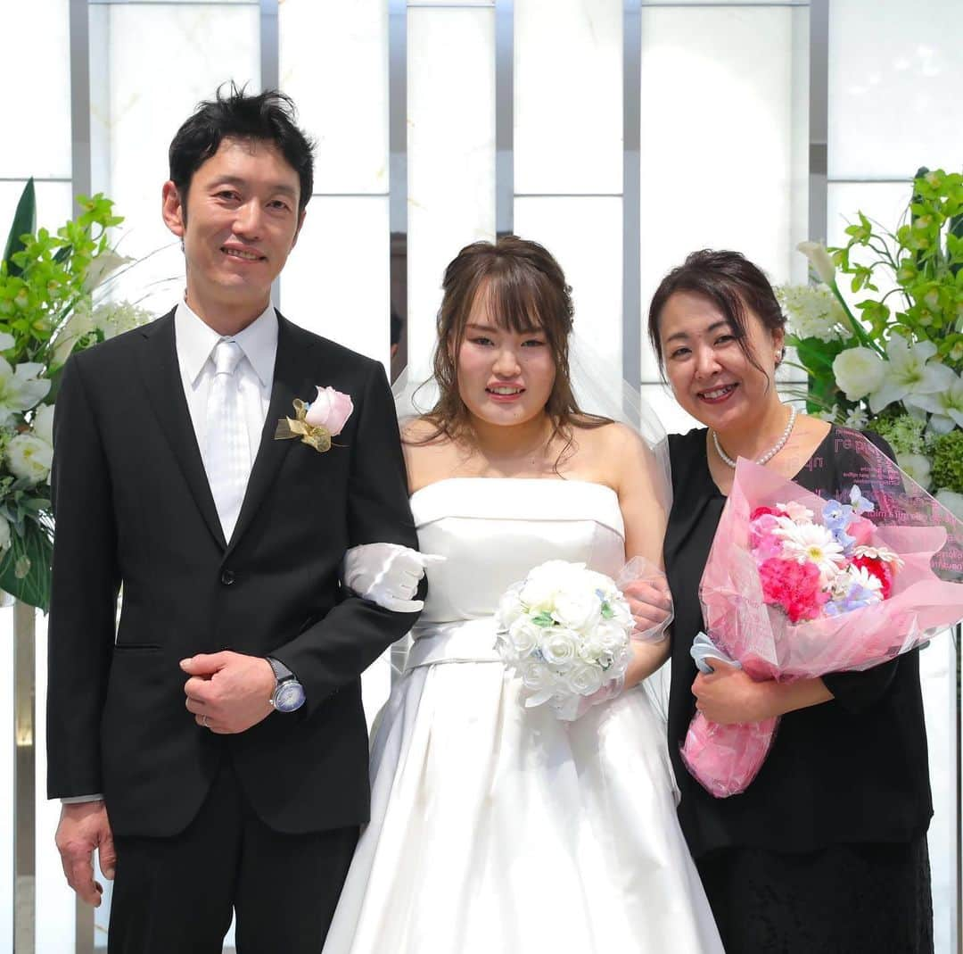 【公式】小さな結婚式さんのインスタグラム写真 - (【公式】小さな結婚式Instagram)「@petit.wedding をフォローしてね♩ #小さな結婚式 をつけてのお写真投稿も大歓迎です♡ こちらの公式IGでリグラムさせていただきます＊ . 少人数だからこそ感謝の溢れる時間に..＊* 大切な方々からのたくさんの祝福と お二人の幸せな笑顔が溢れます* . >>#小さな結婚式大阪ハービスENT店 . ——————— #小さな結婚式 #petitwedding #前撮り #結婚式 #プレ花嫁 #卒花 #アットホーム #少人数 #家族婚 #少人数結婚式 #ウェディング #ウェディングドレス #wedding #bridal #weddingdress #花嫁 #結婚式準備 #式場探し #日本中のプレ花嫁さまと繋がりたい #結婚式の思い出に浸る会 #結婚準備 #チャペルウェディング #チャペル #チャペルフォト #大阪花嫁 #関西花嫁」5月23日 17時16分 - petit.wedding