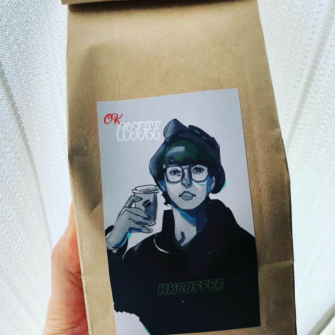 芦沢統人のインスタグラム：「ブライアンザサンのハルキ君（@harukithesun）に送ってもらった、okcoffee（@okcoffee_official）さんのコーヒー。ちなみに、こちらはハルキくんとのコラボ商品だそうです！！ 美味しかった！ありがとうございます。 シロネコさんのコーヒーもそうだけど、いろんな味があって奥が深い。」