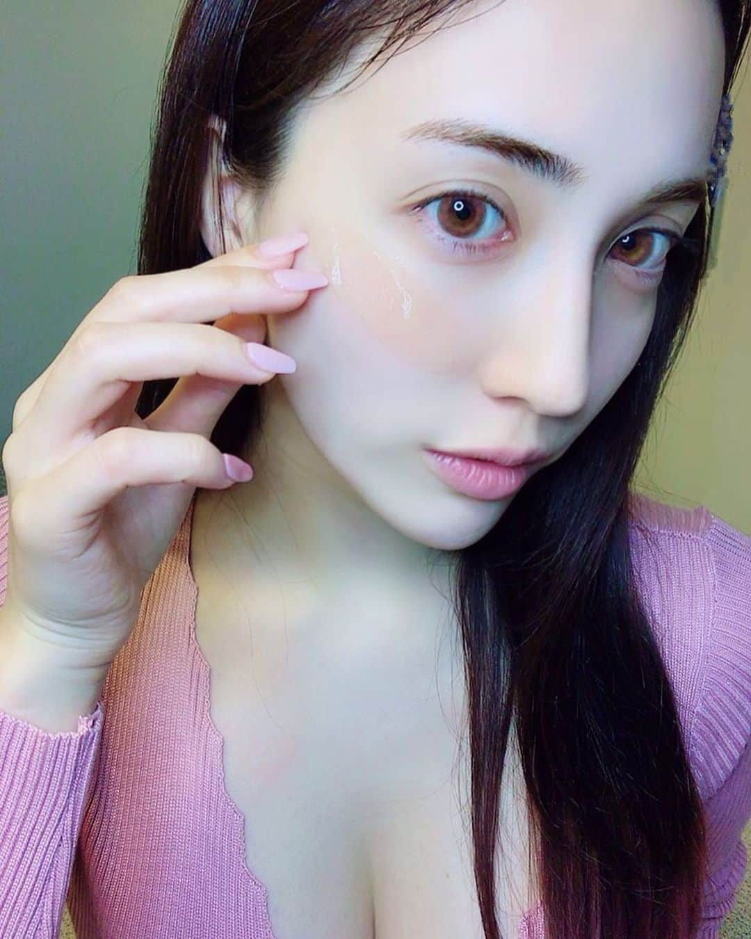 眞木美咲パメラさんのインスタグラム写真 - (眞木美咲パメラInstagram)「🛁 たまには美容アカらしく笑 動画みてくれたらわかるけどフランが大興奮してました笑 . 毎日パックするので常にパック情報にはアンテナ張ってます😊 いつもは韓国行ったときに大量に買ったやつを使っているんだけど この間ちょっと面白いパックを見つけたからやってみました💁🏼‍♀️ 炭酸ジェルパックって聞いたことはあったけどいつもはシートマスクなのでいざ挑戦！って感じです笑 ジェルと粉末を混ぜて作る生炭酸ジェルパックで、なんだか理科の実験みたい🧑🏼‍🔬 パックしてる間は肌がポカポカしてました😚 無添加だから私はまぶたと唇まで塗ったよ もったいないから全部つかう笑 モチモチ肌になれて幸せ💛 . これからも撮影前とかのスペシャルケアとして使っていきたいな パックたくさんあるから面白いパックこれからも紹介していこ😚 . .  #炭酸ジェルパック  #炭酸パック  #炭酸美容  #ナノアクア #favorina #フェヴリナ #美肌ケア #美肌になりたい #生パック」5月23日 17時25分 - pamypamypamy