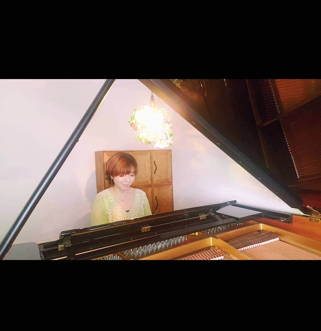 のインスタグラム：「連日、ラジオ、テレビのテレワークでバタバタとしております( ；∀；) #テレビ #テレワーク #歌 #収録 #ピアノ #work #tv #singersongwriter #piano」