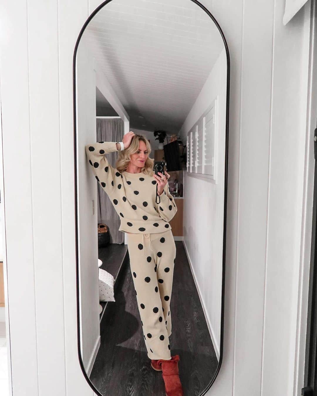 エミリー・シーボームのインスタグラム：「This tracksuit is really hitting the sweet spot!  #loungewear #zuluandzephyr #tracksuit #mirrorselfie」