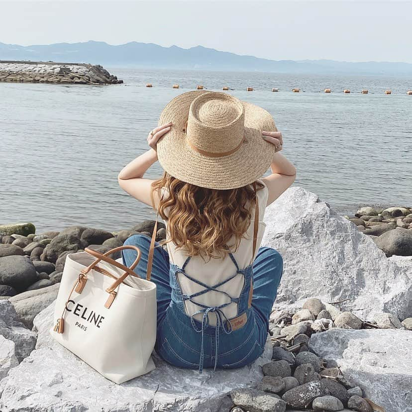 Maiさんのインスタグラム写真 - (MaiInstagram)「#ootd #サロペット #ungrid  #celine #celinebag #セリーヌ #セリーヌバッグ #麦わら帽子 #beams ootdの詳細はブログに書いてます💫 ・ そういえば💡 ミスチルのライブBlu-ray買った後、バンプのライブBlu-rayも買ったんだけど💿(2枚目の📷) めっちゃ良くて最高すぎた✨ #bumpofchicken」5月23日 17時34分 - maimaimai1016