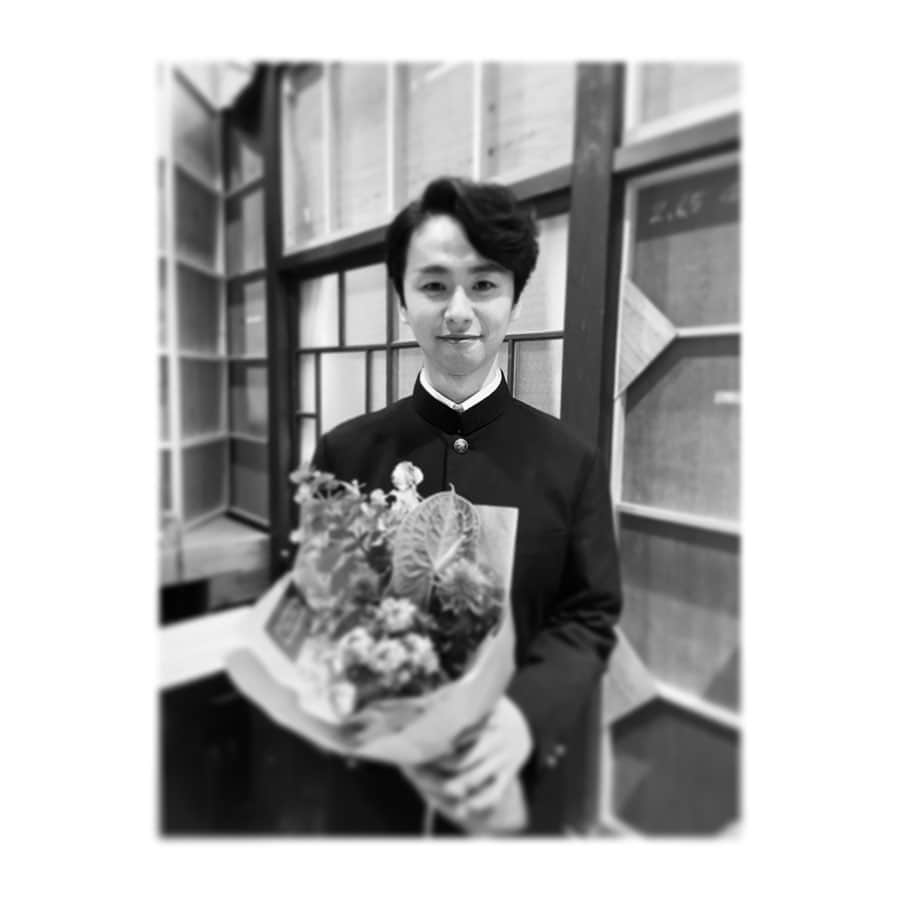 橋本淳のインスタグラム：「. NHK連続テレビ小説 「エール」 . ご覧くださった皆様、 ありがとうございます。 . 慶應義塾大学 応援団長 御園生新之助(みそのう しんのすけ)役 として出演致しました。 . この撮影をしていた時は 舞台「泣くロミオと怒るジュリエット」の稽古中、 すでに懐かしいほど前です。 スケジュール調整をしてくださり お話をくださったこと、 とても光栄でした。 「エール」という作品に 少しでも参加することが出来て 幸せです。 ありがとうございました。 . あわよくば"再登場"があれば、 なお嬉しいですねぇ。 正孝とも、また共演したいですしねぇ(コソっ) . 皆さま、くれぐれも 体調にはお気をつけてください。 では、また。 . . . #NHK #朝ドラエール #橋本淳 #花輪くんのようなフロントヘア」
