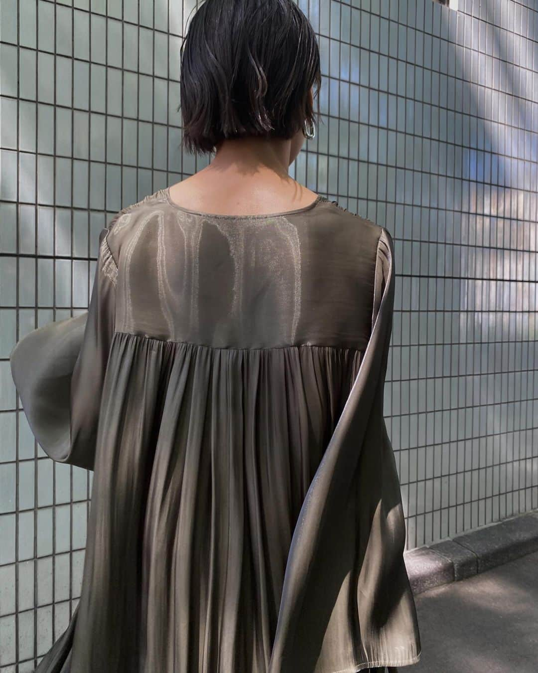 黒石奈央子さんのインスタグラム写真 - (黒石奈央子Instagram)「あめりふく . . MEDI GATHER NEGLIGEE DRESS ¥22000+tax 5/26 . . メキシコできてたネグリジェドレス！この子はリバーシブルで、光沢のある方とマットサテンどちらも使える！ . .  @ameri_shinjuku @amerivintage @ameri_daikanyama @ameri.shinsaibashi #ameri#amerivintage #fashion #vintagefashion #coordinate#ootd#outfit#osanposnap #705_outfit #大人ファッション #大人コーディネート #大人スタイル #modestyle #modefashion#modecasual」5月23日 17時44分 - blackstone705