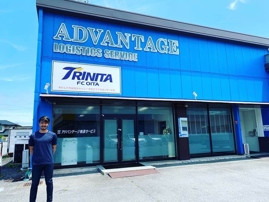 伊佐耕平のインスタグラム：「【1人スポンサー様訪問】  AD BOARD SPONSORS 有限会社アドバンテージ物流サービス様  いつもありがとうございます! これからも宜しくお願い致します!  トリニータのトラックがあり、試合の時などに試合用具などを配送していただいています!  #1人スポンサー様訪問 #有限会社アドバンテージ物流サービス様 #人生は常に今から #感謝」