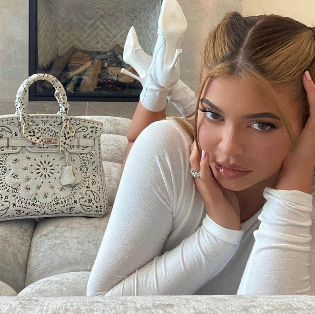 のインスタグラム：「Our new Collector! “Kylie at home” @kyliejenner  The Vintage Iconic Hermes Bag X Jay  Ahr Collection “White Bandana” Birkin 30 white Provenance  Milan, Italy - 2008  #hermes #jayahr #jonathanriss #kelly #birkin #constance #hermes #embroidery #sustainable #Art #iconsxjayahr #everyhumanisanartist #kyliejenner」